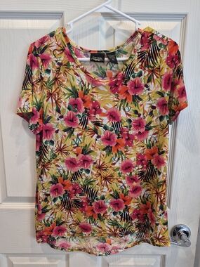 5/25 Sara Studio Pink Floral Tropical Short Sleeve Tee
